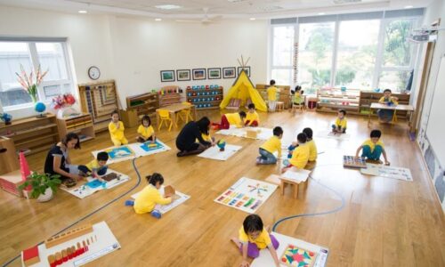 O que é a metodologia Montessori e por que ela atrai tantas famílias nômades?